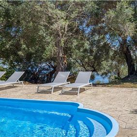 4 bedroom villa with pool by the sea, near Corfu town, sleeps 8
